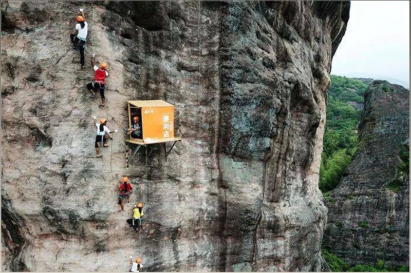 Cửa hàng tiện lợi trên vách đá Thạch Ngưu Trại ở Hồ Nam - 531809782